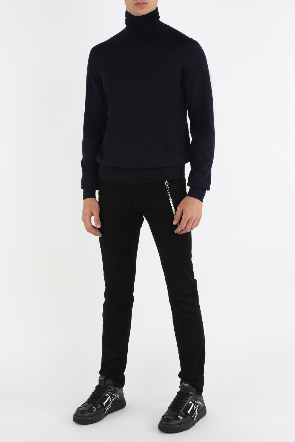 מכנסיים בגזרת סקיני עם שרשרת כסופה בגוון שחור